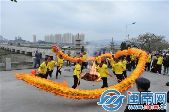 洛阳古桥边舞龙