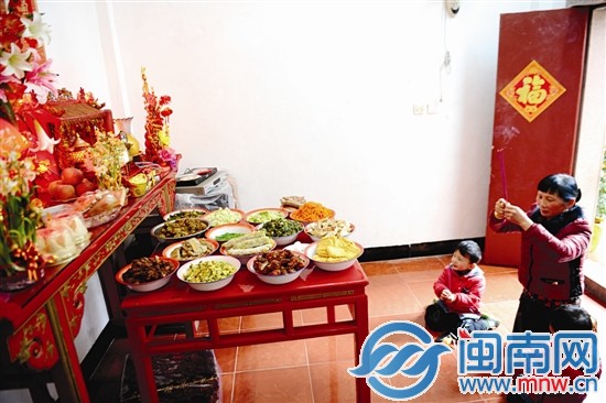 双胞胎外孙学着外婆元宵祭祖