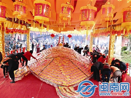 市民摸米龟祈福