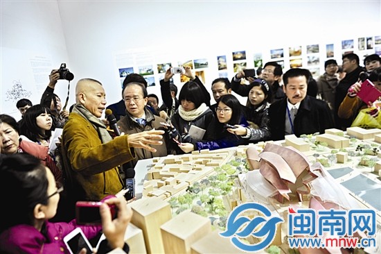 蔡国强(左一)在向丁伟(左二)介绍当代艺术馆设计方案