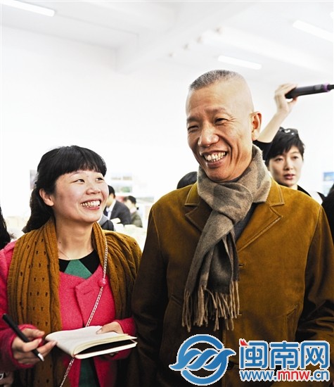 蔡国强（右）接受本网记者采访