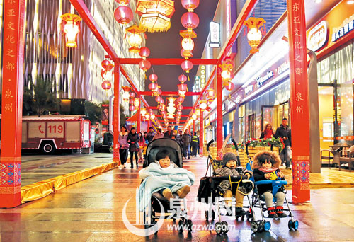 带孩子赏灯，让他们从小感受闽南传统习俗。（戴涵琦 