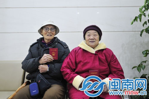 两位老人结婚63年