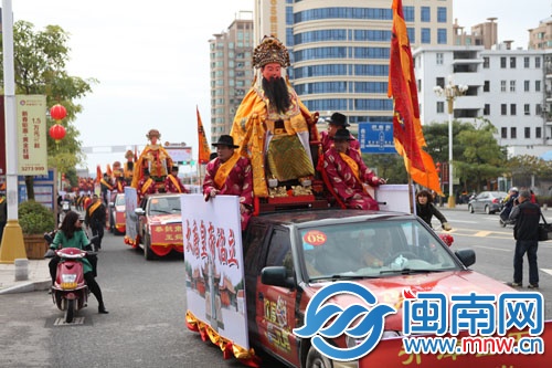 神像巡游，与时俱进坐汽车