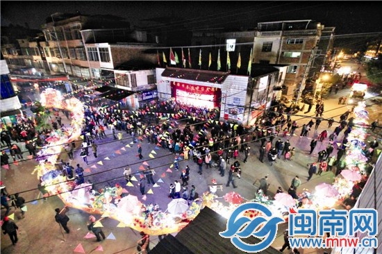 一二十节的龙艺，在黑夜中犹如舞动的巨龙