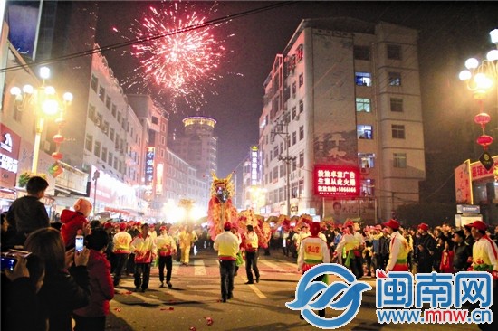 绚丽的烟花、舞动的龙艺