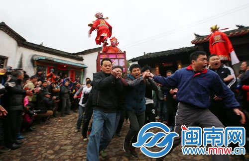 村民们抬着“古事”竞逐狂奔,棚上小孩一个个镇定自若