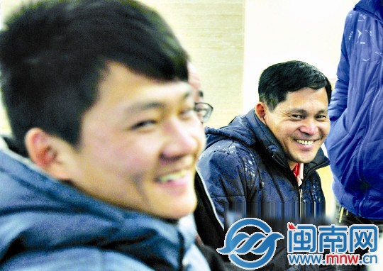 失散18年后终于找到亲人，父子俩笑逐颜开