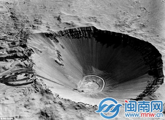 约3522平方千米的内华达沙漠“千疮百孔”，好像月球 