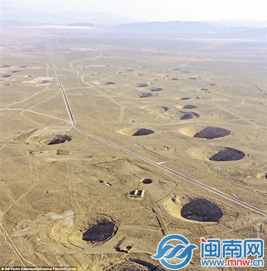 约3522平方千米的内华达沙漠“千疮百孔”，好像月球 