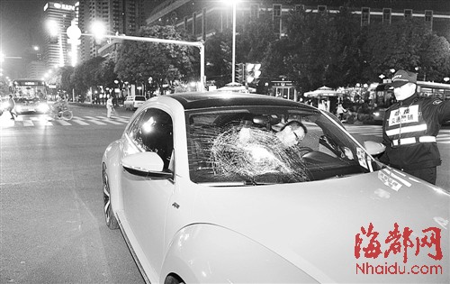 榕闹市女司机撞飞民警
