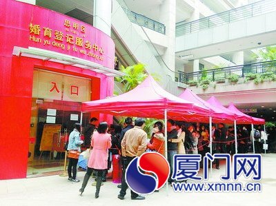 昨天上午7点半，思明区婚育登记处已大排长龙
