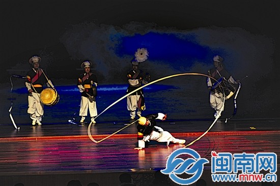 精彩的巫戏表演，其独特的上台方式让人印象深刻