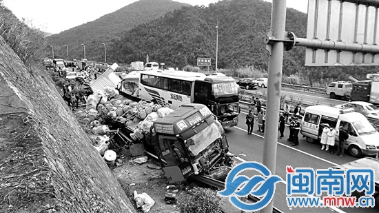 这辆大货车从最后面一路冲撞到前面水沟