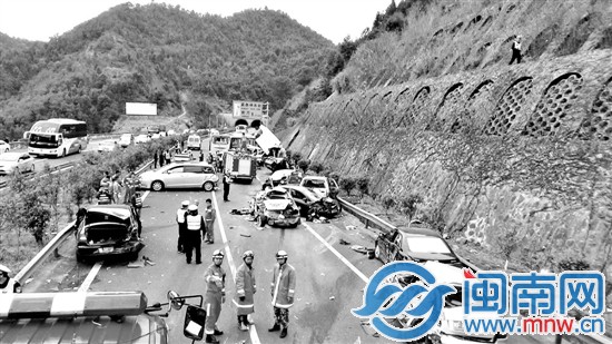 厦蓉高速龙岩上杭段16车连环撞现场惨烈
