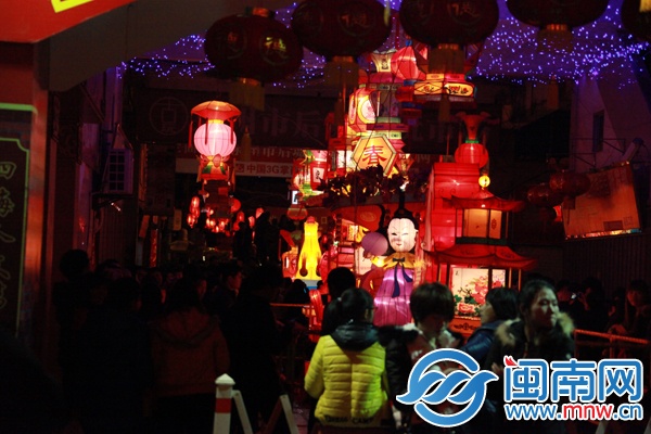 泉州市区关帝庙旁的花灯展区，赏灯游客昨晚依旧很多