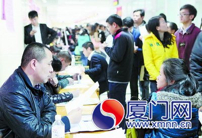 招聘会现场，企业和求职者面对面沟通