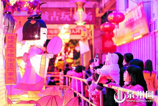 灯展最后一天，市民们赏灯的兴致依然不减