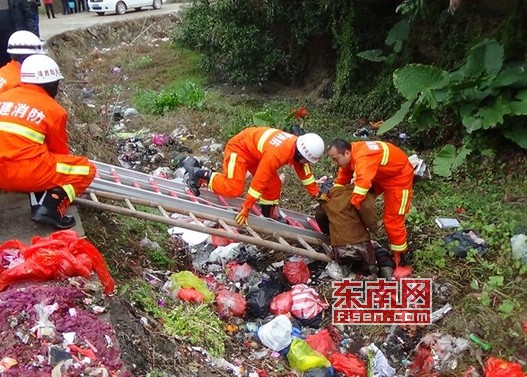 流浪汉路边觅食不慎陷入沟渠 莆田村民发现报警