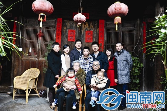 还有五位家庭成员没能赶上这张全家福