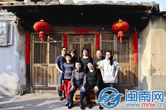 儿女各自带着自己的小家庭，回西街拍全家福