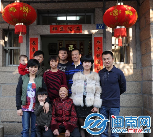 彭都移请来93岁母亲拍全家福