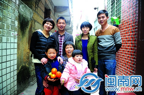 二十多年前拍的全家福里，只有4个人，如今一家已有 
