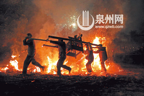 泉港樟脚村跳火堆，寓意着新春越来越红火。（肖红  