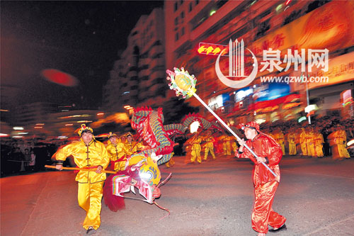 德化县城的女子舞龙队巾帼不让须眉 （黄谷莹摄）