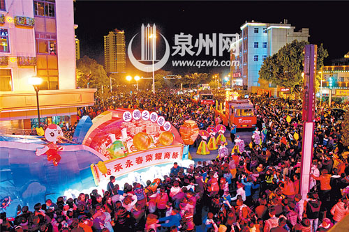 永春县城举行丰富多彩的花灯踩街活动（姚德纯 摄）