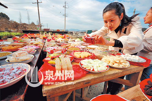 德化乡村的祭祀活动满桌五颜六色的供品（黄谷莹 摄）