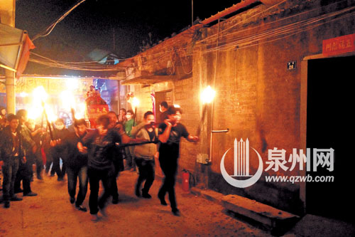 安海西宫跑佛，村民举着火把、抬着佛像，祈福新年越 