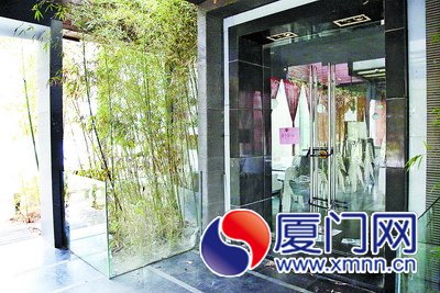 白鹭洲内一家咖啡屋已关门停业