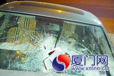 车撞护栏钢条穿过挡风玻璃 司机不治身亡
