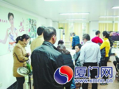 排队等候献血的市民