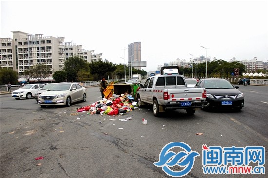 超载环卫车失控撞上皮卡车，垃圾翻了一地