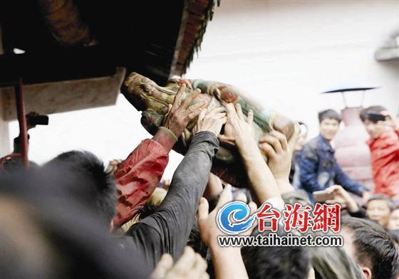 村民们争相摸“土地伯公”