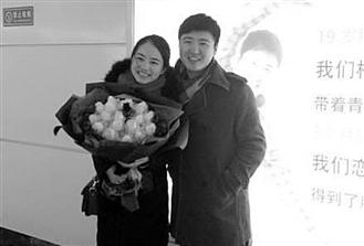 小伙租下十个橱窗海报求婚 1