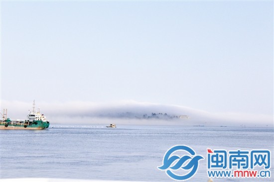 泉金航线海域海面上，疑现海市蜃楼