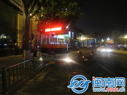 公交车撞到护栏才停下