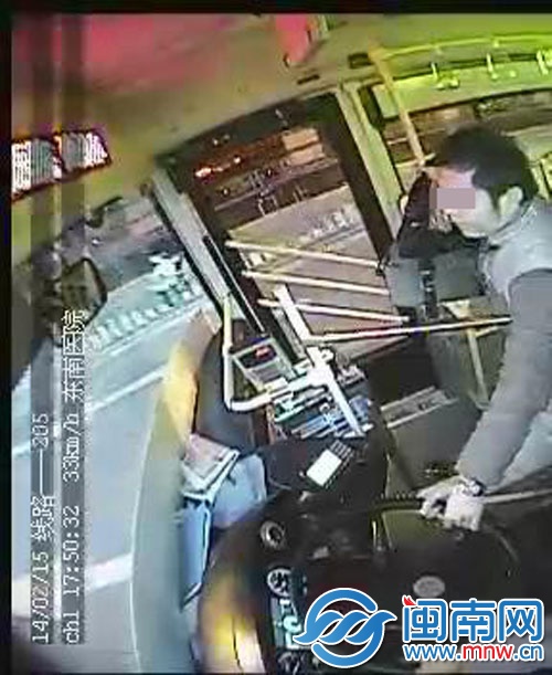 曾某峰抢公交车方向盘的一幕被监控拍下