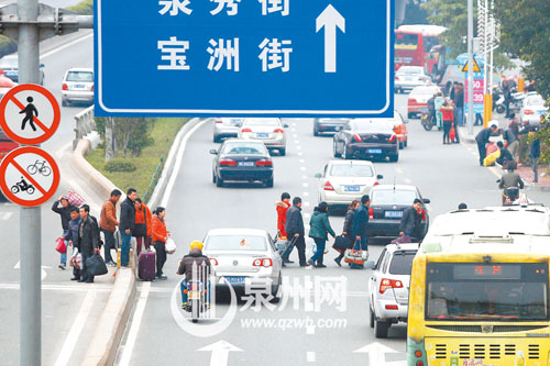 从客车（图一）下来的乘客穿梭在车流中