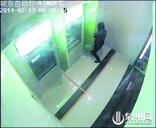 监控拍下盗贼砸撬取款机