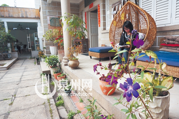 民宿一般开设在古厝里，游客能近距离体验当地生活和 