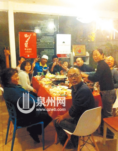 入住馆驿七号的游客围坐一起吃年夜饭