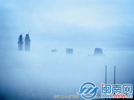 雾气绕城