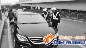 这辆无牌车遇派出所所长检查闯关,被及时拦下。