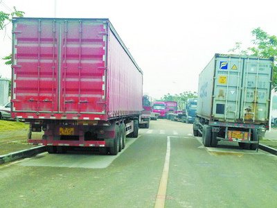 中埔西路停满集装箱车