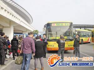 春运期间,人们等坐北站至同安的跨区公交