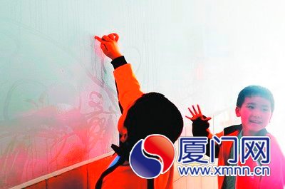 墙上能写字，孩子们乐不可支